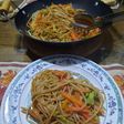 Spaghetti con verduras al wok (estilo oriental con salsa yakisoba)