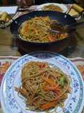 Spaghetti con verduras al wok (estilo oriental con salsa yakisoba)