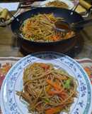 Spaghetti con verduras al wok (estilo oriental con salsa yakisoba)