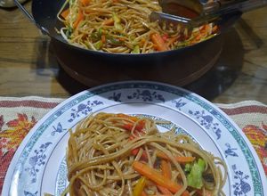 Una foto de Spaghetti con verduras al wok (estilo oriental con salsa yakisoba)