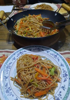 Una foto de Spaghetti con verduras al wok (estilo oriental con salsa yakisoba)