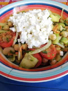 Una foto de Ensalada de garbanzos