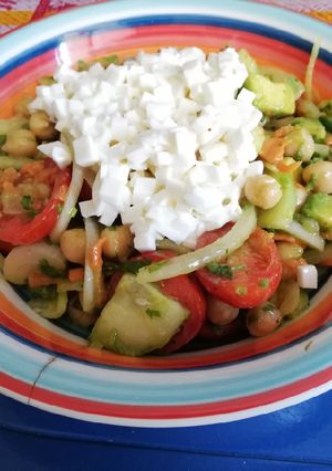 Una foto de Ensalada de garbanzos
