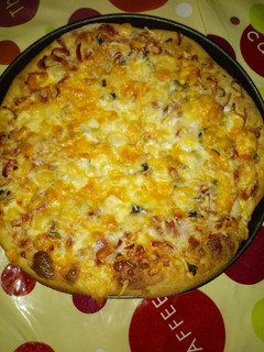 Una foto de Pizza especial de queso con bacon y albhaca en la piedra