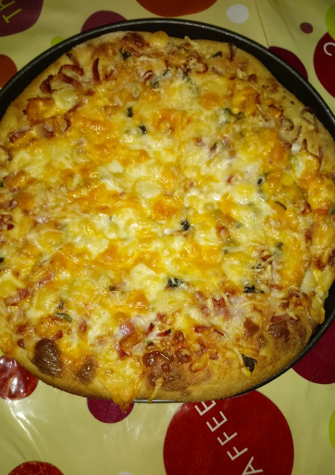 Una foto de Pizza especial de queso con bacon y albhaca en la piedra