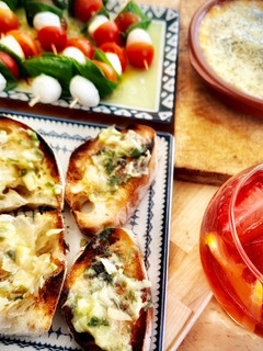 Una foto de Aperitivos rápidos: Provolone con ibérico, Tostas de mantequilla con ajo & Mini brochetas vegetales