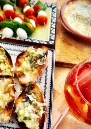 Una foto de Aperitivos rápidos: Provolone con ibérico, Tostas de mantequilla con ajo & Mini brochetas vegetales