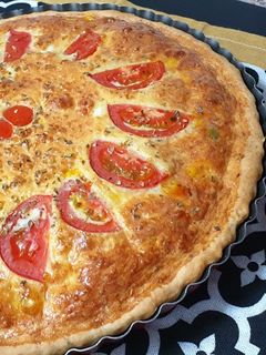 Una foto de Quiche de atún con tomate y orégano