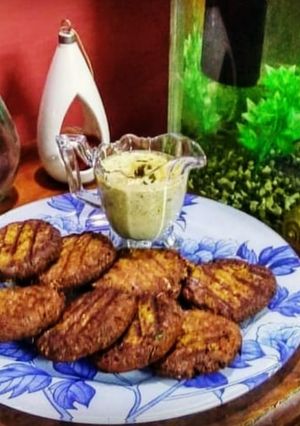 A picture of Shikampoori kabab with chutney.