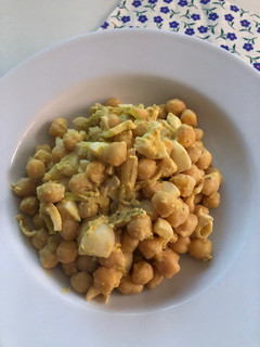Una foto de Garbanzos con ajos tiernos y huevo duro