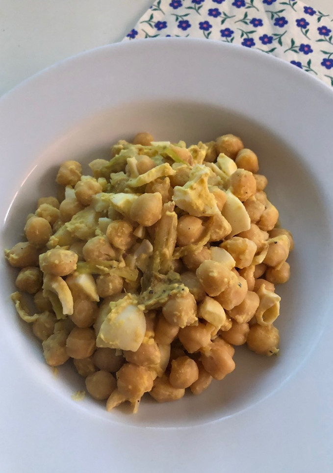 Una foto de Garbanzos con ajos tiernos y huevo duro