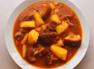 O poză a rețetei Tocăniță de cartofi cu șuncă afumată/costițe afumate.