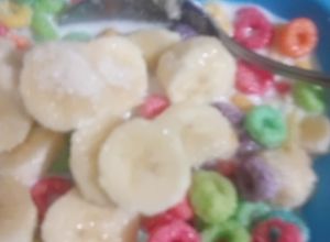 Una foto de Cereal de colores con leche y plátano 🍌😋😋