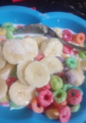 Una foto de Cereal de colores con leche y plátano 🍌😋😋