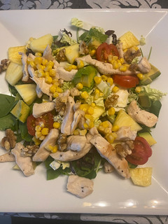 Una foto de Ensalada templada de berros y brotes tiernos con pollo a la plancha