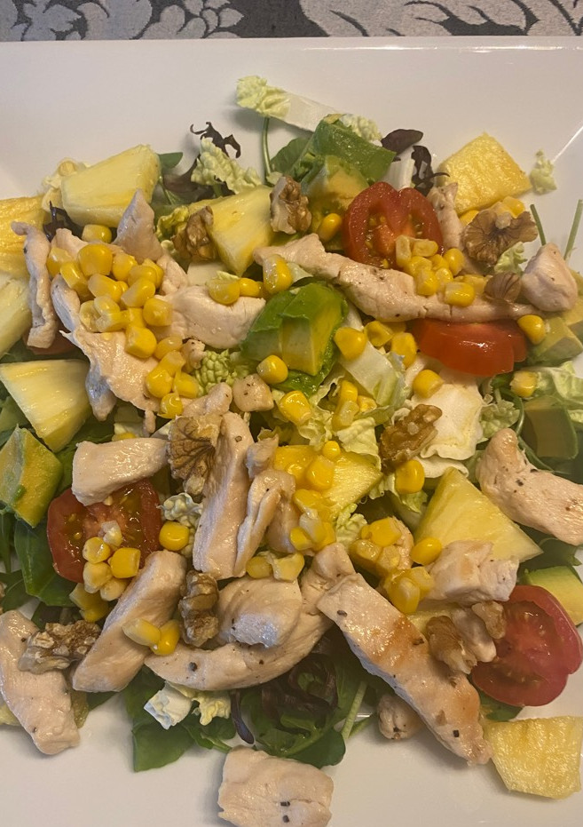 Una foto de Ensalada templada de berros y brotes tiernos con pollo a la plancha