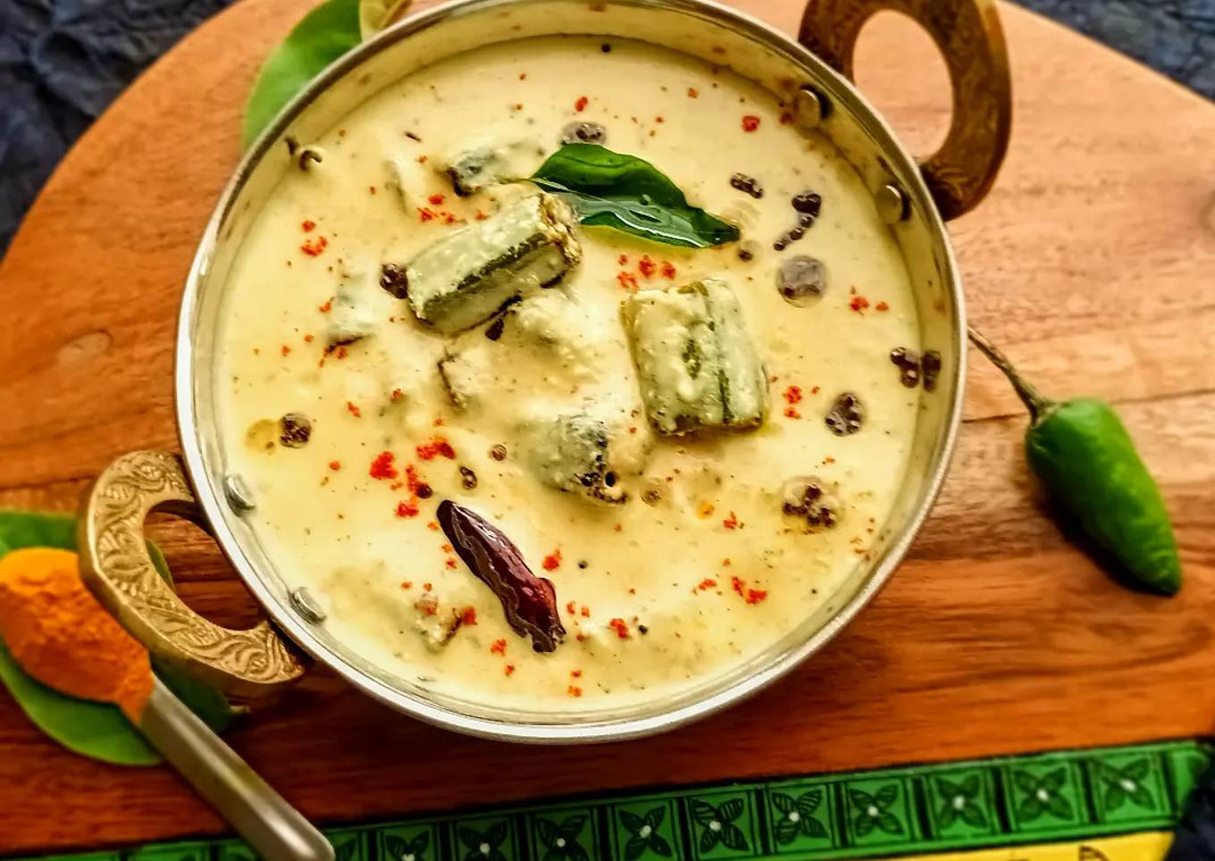 Vendakkai Mor Kuzhambu/ Crispy Okra cooked in Yogurt curry