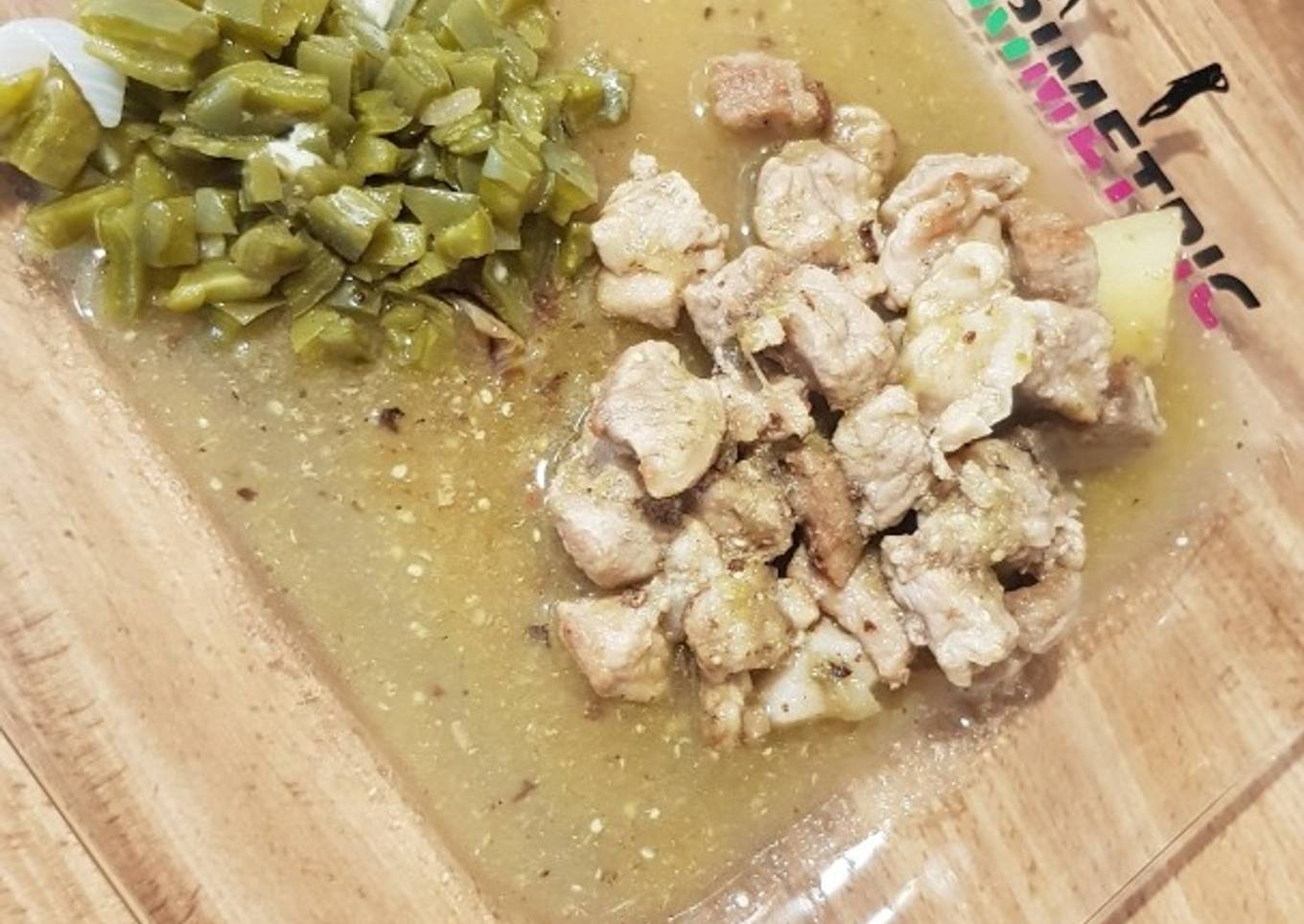 8. Carnitas de puerco con nopales