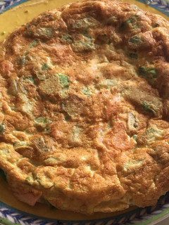 Una foto de Tortilla de salmón ahumado y aguacate