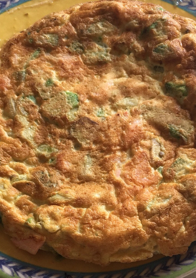 Una foto de Tortilla de salmón ahumado y aguacate