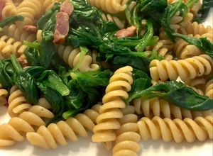 Foto de Fusilli com espinafre e bacon