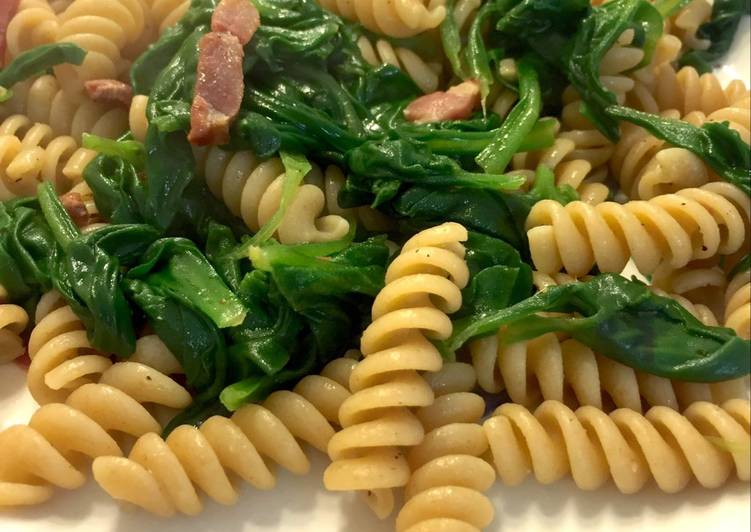 Fusilli com espinafre e bacon
