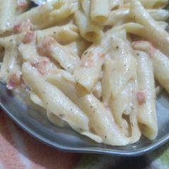 A picture of White sauce pasta.