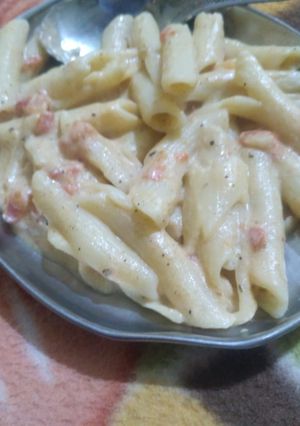 A picture of White sauce pasta.