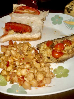 Una foto de Garbanzos Refritos, Choripan & Berenjenas con Tomates Cherry