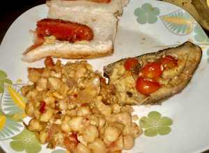 Una foto de Garbanzos Refritos,  Choripan & Berenjenas con Tomates Cherry
