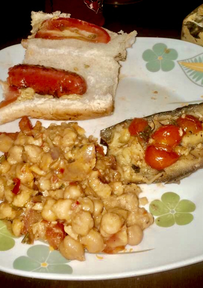 Una foto de Garbanzos Refritos,  Choripan & Berenjenas con Tomates Cherry