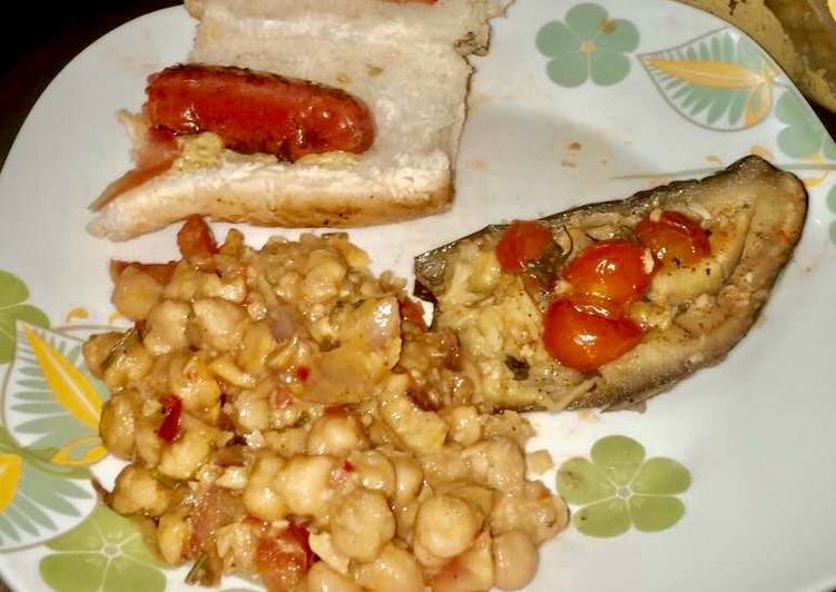 Garbanzos Refritos,  Choripan & Berenjenas con Tomates Cherry