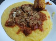 Una foto de polenta tuco