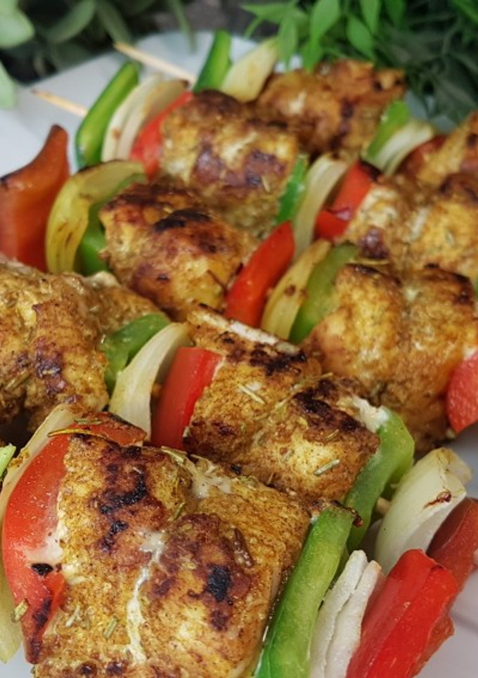 Una foto de Brochetas de pollo al curry
