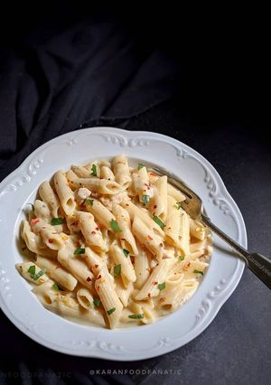 A picture of White Sauce Pasta.