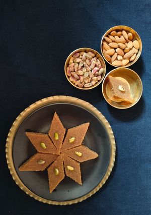 ঘি এ ভাজা সুজির হালুয়া রেসিপির প্রধান ছবি