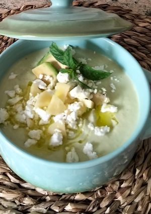 Una foto de Sopa fría de pepino,aguacate y manzana