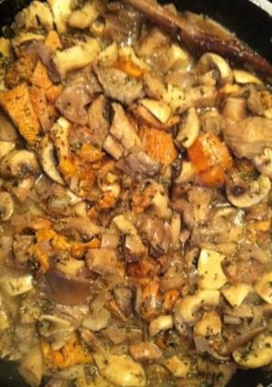 Une photo de Poêlée de champignons frais (cèpes pieds de mouton girolles bolets et champignons de Paris)