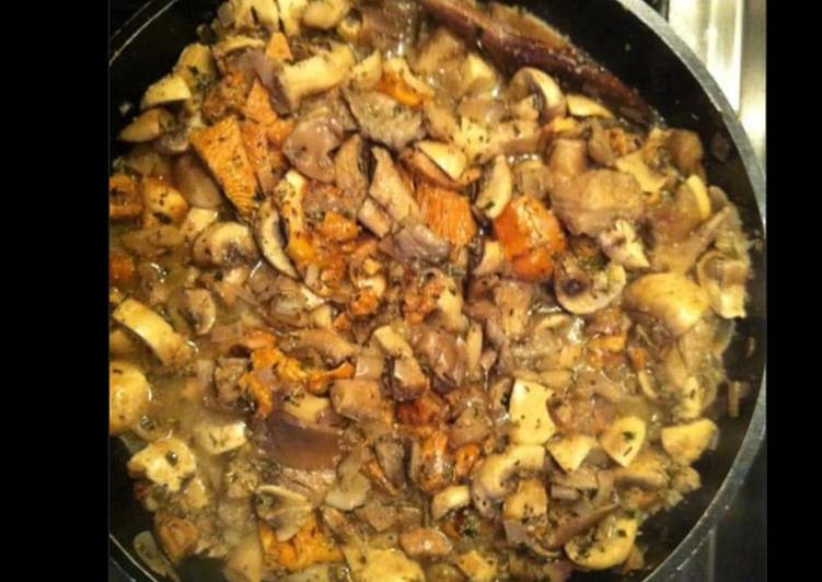 Recipe: Perfect Poêlée de champignons frais (cèpes pieds de mouton
girolles bolets et champignons de Paris)