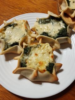 Una foto de Tarteletas de espinaca y salsa blanca