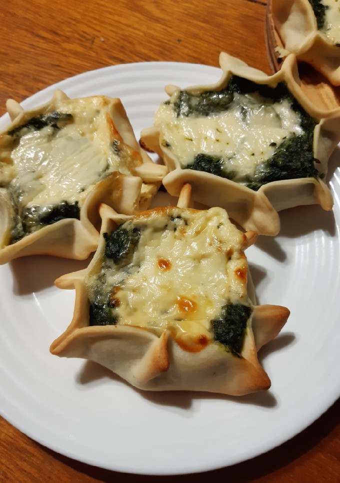 Una foto de Tarteletas de espinaca y salsa blanca