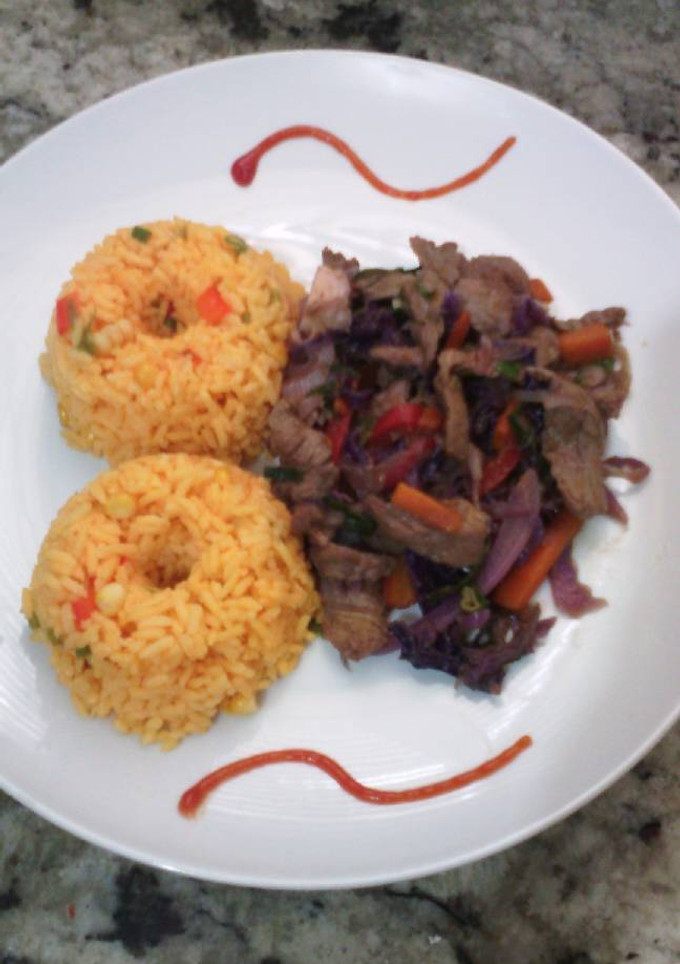 Una foto de Carne salteada con vegetales y arroz primavera 🍛