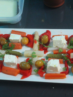 Una foto de Ensalada de queso fresco y pimientos del piquillo