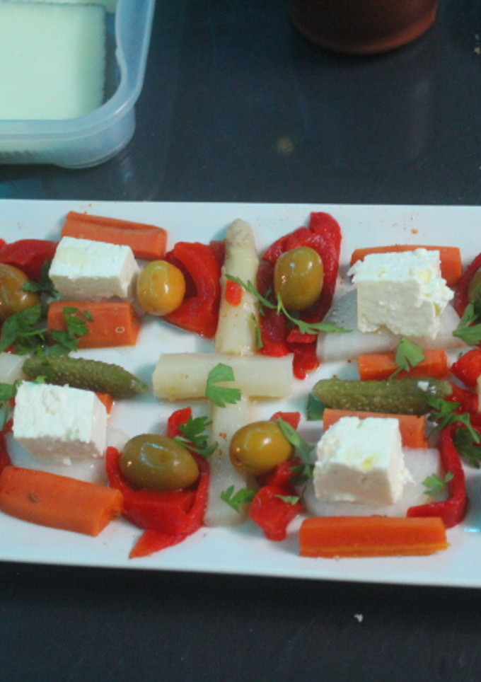 Una foto de Ensalada de queso fresco y pimientos del piquillo