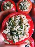 Tomate relleno de arroz con espinaca