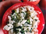 Tomate relleno de arroz con espinaca