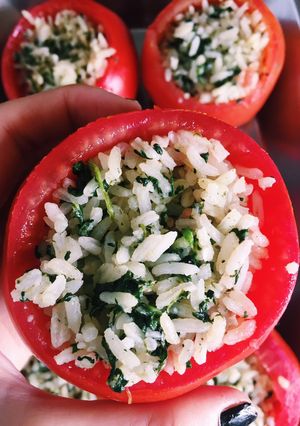 Una foto de Tomate relleno de arroz con espinaca