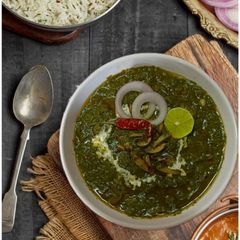 A picture of Garlic spinach paneer.