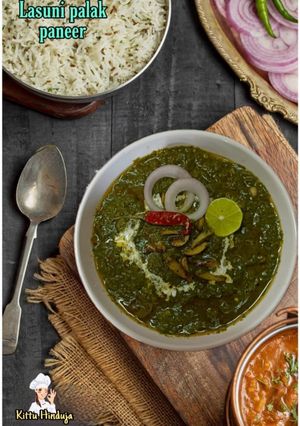 A picture of Garlic spinach paneer.