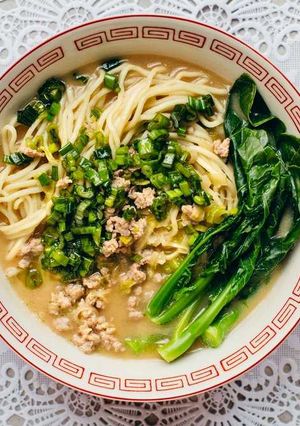 A picture of Scallion noodle soup.